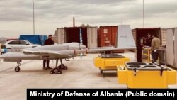 Dronët Bayraktar, të blerë prej Shqipërisë nga Turqia, të vendosur në bazën ajrore në Kuçovë.