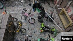 Biciclete pentru copii sunt văzute printre dărâmăturile unui bloc avariat de loviturile cu rachete și drone rusești, în apropiere de Odesa, Ucraina, 19 iulie 2023.