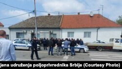 Paori u Pančevu na zahtev policije uklonili traktore na putu za Beograd, 19. maj 2023. 