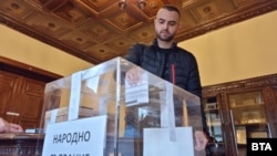 Снимката е илюстративна. Човек гласува в посолството на България в Букурещ по време на изборите за Народно събрание през април 2023 г.