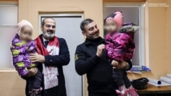 Україна підтвердила, що РФ незаконно депортувала 20 тисяч українських дітей, але реальна цифра набагато більша, зауважив президент Володимир Зеленський. На фото - двоє з повернутих (за сприяння Катару) 11-х дітей