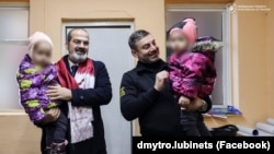 Україна підтвердила, що РФ незаконно депортувала 20 тисяч українських дітей, але реальна цифра набагато більша, зауважив президент Володимир Зеленський. На фото - двоє з повернутих (за сприяння Катару) 11-х дітей