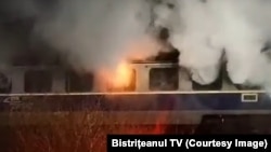 Un tren care mergea de la Galați la Cluj a luat foc în mers.