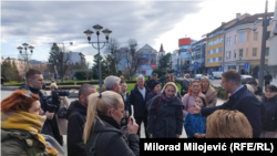 Draško Stanivuković gradonačelnik Banjaluke u razgovoru sa roditeljima djece sa smetnjama u razvoju na protestima 4. januara 2024.