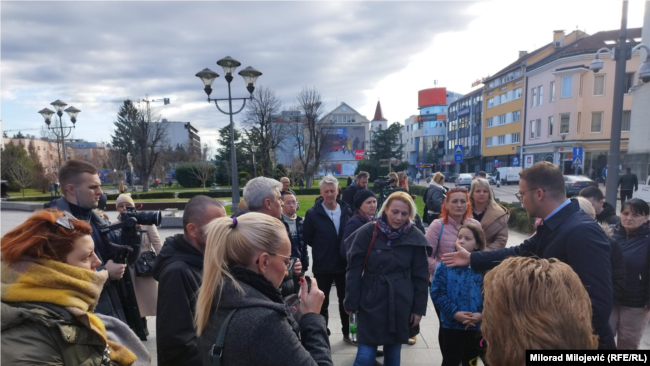 Draško Stanivuković gradonačelnik Banjaluke u razgovoru sa roditeljima djece sa smetnjama u razvoju na protestima 4. januara 2024.