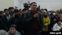 На кадре из видео — работники компании «Казахалтын» и жители на встрече в селе Бестобе Акмолинской области. 31 марта 2023 года 