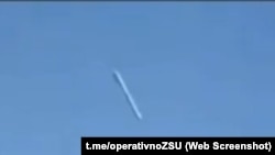 Полет российской ракеты Х-101 на детскую больницу. Позади нет ни яркого пламени, ни дыма