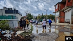  Царево, 5 септември 2023. След изобилните дъждове в Община Царево беше оповестено бедствено състояние. Има наводнени улици, къщи, скъсани мостове, затворени пътища и прелели реки 