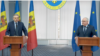 Vicepremierul moldovean pentru reintegrare, Oleg Serebrian (stânga) și ambasadorul ucrainean cu misiuni speciale, Păun Rohovei, fac declarații de presă după discuțiile purtate luni, 29 ianuarie, la Chișinău.