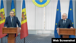 Vicepremierul moldovean pentru reintegrare, Oleg Serebrian (stânga) și ambasadorul ucrainean cu misiuni speciale, Păun Rohovei, fac declarații de presă după discuțiile purtate luni, 29 ianuarie, la Chișinău.