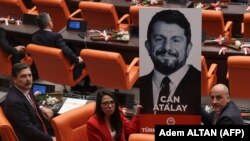 Članovi Radničke partije Turske drže sliku zatvorenog Kana Atalaja u parlamentu.