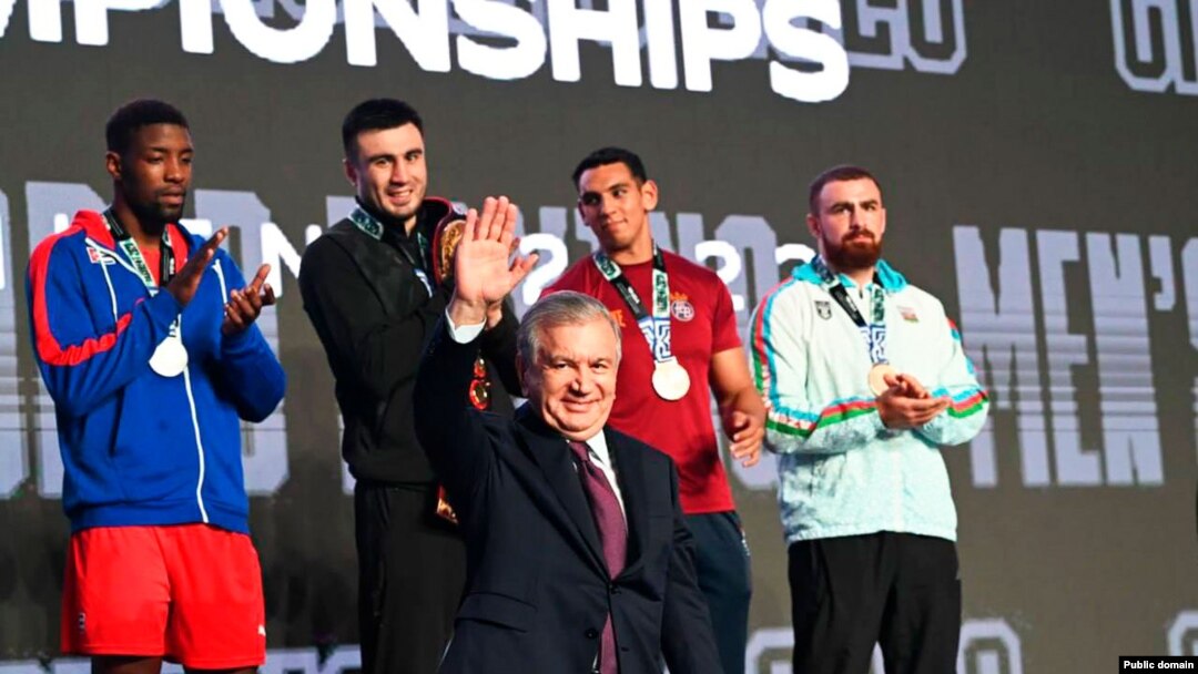 Жаҳон чемпионатининг сўнгги кунида президент Мирзиёев Humo Arena спорт мажмуасида ўзбек боксчиларининг финал мусобақаларини томоша қилди. Миллий олимпия қўмитаси сайтидан олинган фотосурат.