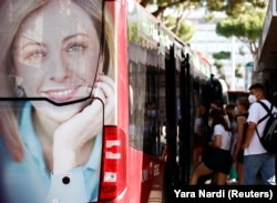 تبلیغ انتخاباتی جورجا ملونی بر اتوبوس شهری در رم، پایتخت ایتالیا