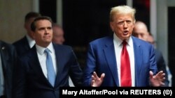 دونالد ترامپ به خبرنگاران گفت طی ده روز مبلع ۱۷۵ میلیون دلار را به عنوان ضمانت پرداخت می‌کند