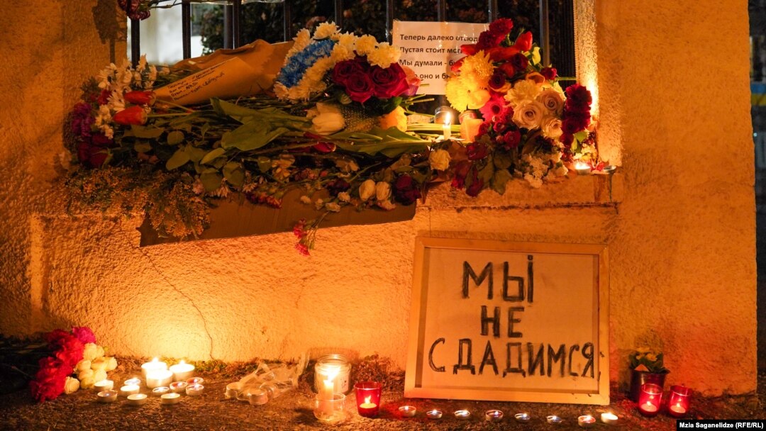 Стихийный мемориал в память об Алексее Навальном в Тбилиси, у входа в секцию интересов РФ при посольстве Швейцарии
