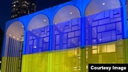 Опера Метрополитен в цветах украинского флага