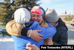 Женщины плачут на траурном митинге по случаю второй годовщины Январских событий. Алматы, 5 января 2024 года