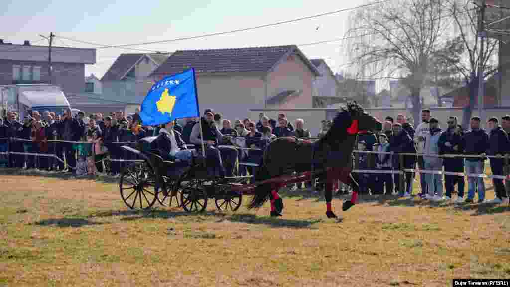 Një qerre e stolisur me flamurin e Kosovës.