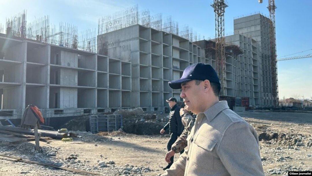 Садыр Жапаров ипотекалык үйлөрдүн курулушу менен таанышууда. 2023-жылдын 26-июлу.
