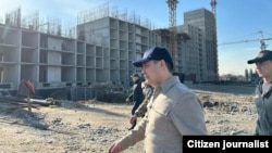 Президент Садыр Жапаров на месте строительства домов. 