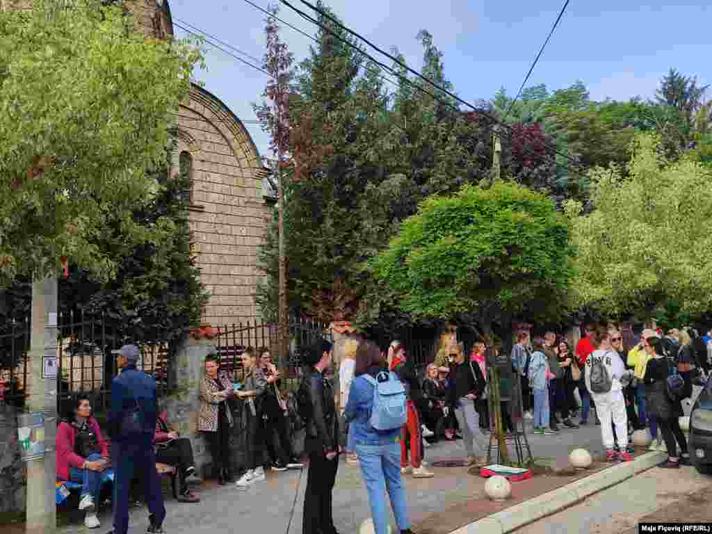 Qytetarët në Zveçan u mblodhën që në orët e hershme të mëngjesit të 1 qershorit për të protestuar kundër kryetarit shqiptar.