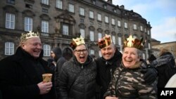 Okupljeni pred palačom, 14. januara 2024.