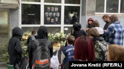 Učenici i roditelji ispred Osnovne škole "Vladislav Ribnikar" u Beogradu, 3. novembar 2023.