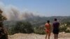 Švicarski turisti promatraju šumski požar koji se širi na Rodosu, 24. juli