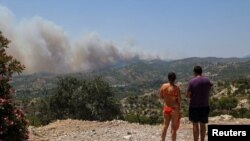 Švicarski turisti promatraju šumski požar koji se širi na Rodosu, 24. juli