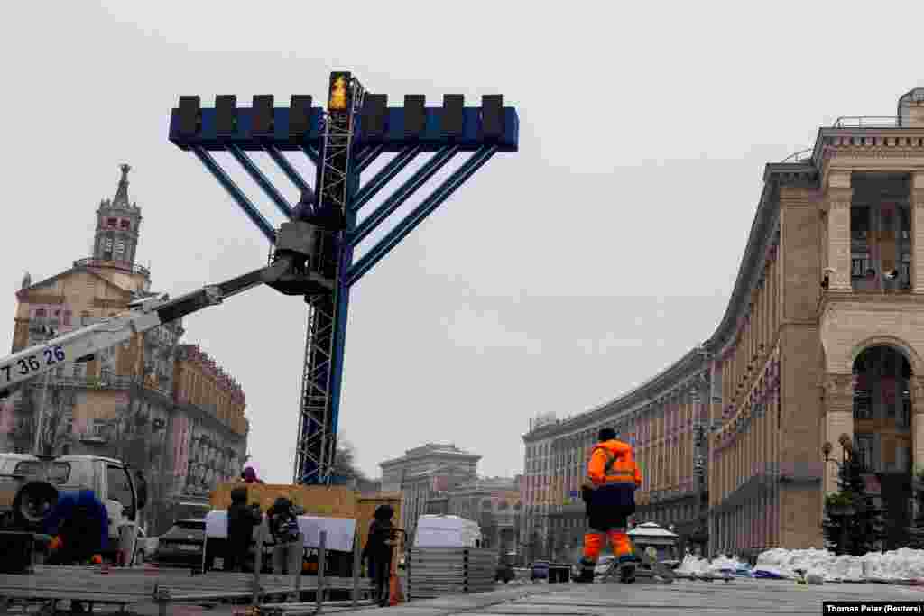 Робітники встановлюють Ханукальну менору для святкування єврейського свята Хануки на майдані Незалежності у Києві. 7 грудня 2023 року