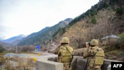Pakistanski vojnici čuvaju stražu na kontrolnoj tački u spornoj regiji Kašmir 23. februara 2019.