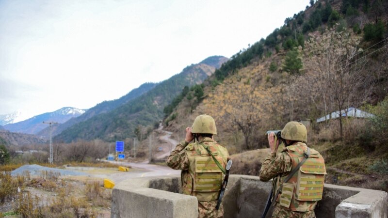 Tetëmbëdhjetë të burgosur ikin nga burgu në Kashmir