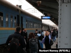 Studenții spun că limitarea reducerilor pe tren doar pentru transportul de la domiciliu la orașul unde studiază este exagerată.