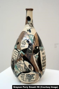Vas de ceramică creat de britanicul Grayson Perry pentru a ironiza cultura mercantilă