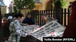 Анна Курницька, Анастасія Сігнаєвська та Юліє Левкова готуються до мітингів під посольствами різних країн