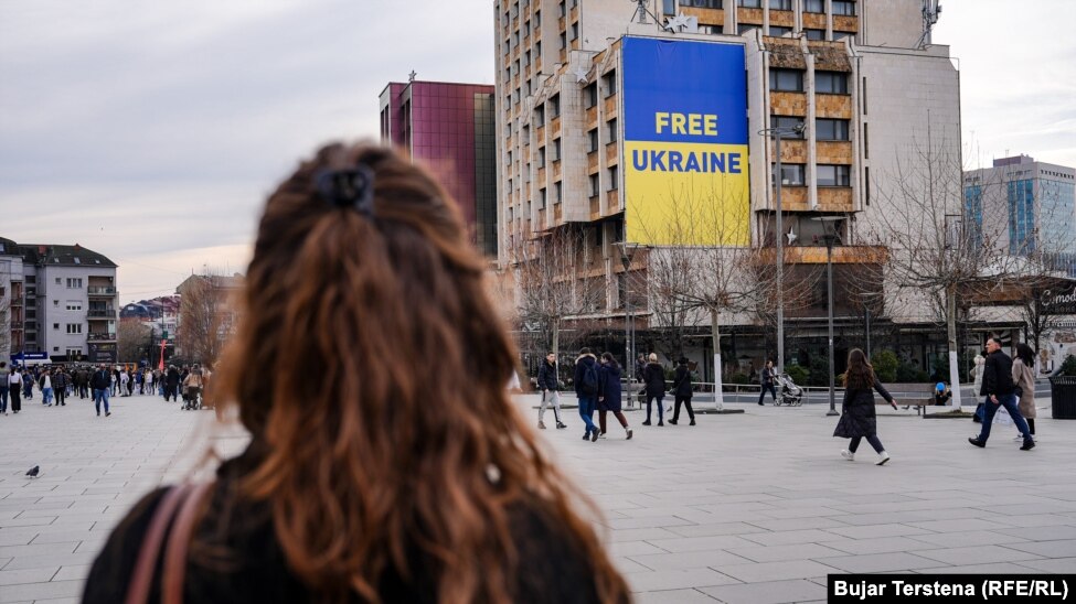 Në qendër të Prishtinës shihet një poster me mbishkrimin ‘Ukraina e lirë’.