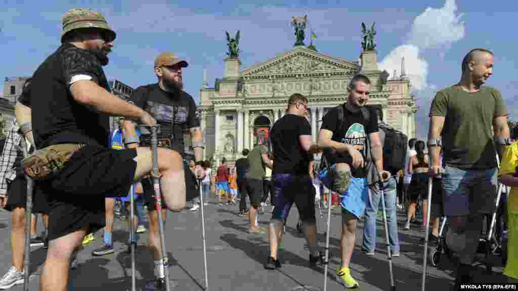 Ukrainian soldiers and civilians who have lost limbs as a result of Russia&#39;s invasion of Ukraine prepare to take part in a charity half-marathon in downtown Lviv on September 3.
