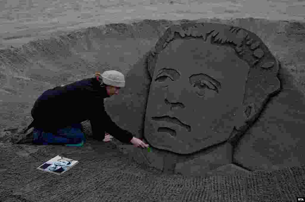 Образът на Васил Левски се появи и в пясъка на бургаския плаж. Пясъчната скултура е дело Пол Хогард от Великобритания и съпругата му Реми от Нидерландия, които от няколко години изненадват бургазлии с авторските си пясъчни творения.