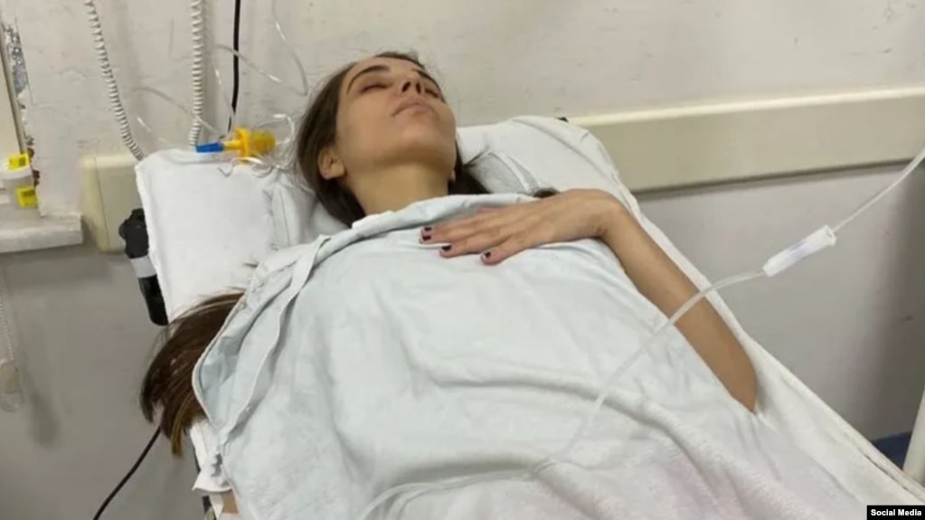 تصویری که خواهر الهام مدرسی، از او روی تخت بیمارستان منتشر کرده است