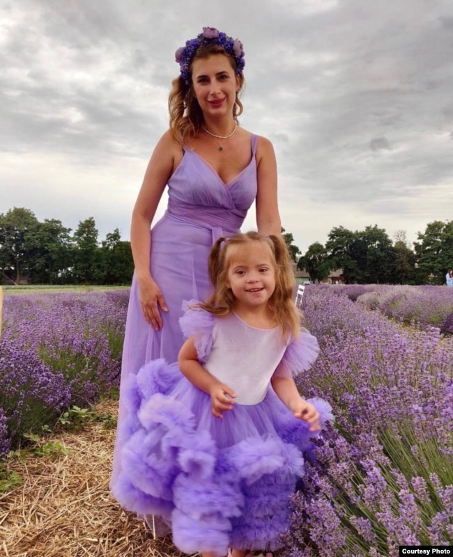 L'ultima sessione fotografica di Lisa e Iryna nel campo di lavanda