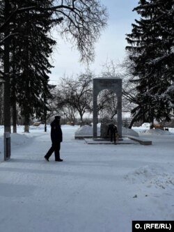 Стихийный мемориал в память об Алексее Навальном у Камня скорби в сквере памяти жертв политических репрессий, Томск