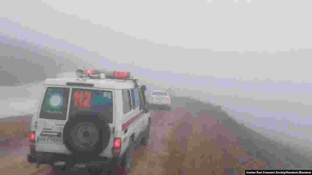 امبولانس ها در حال حرکت به جانب محلی دیده میشوند که هلیکوپتر حامل ابراهیم رئیسی و هیئت همراه وی سقوط&nbsp; کرده است. وضعیت بد هوا و مه و غبار باعث گردید که رسیدن به این محل ساعت ها طول بکشد.&nbsp;&nbsp;