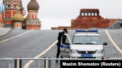 نیروهای پولیس در مسکو دستور گرفته اند که موتر ها را توقف داده و تلاش کنند.