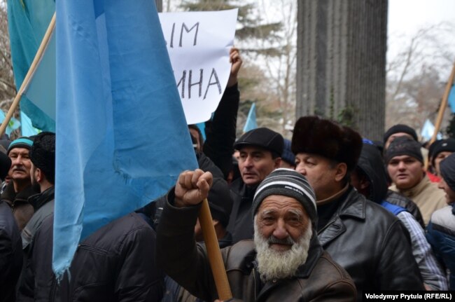 Проукраїнський мітинг проти сепаратизму в Криму біля Верховної Ради АР Крим. Сімферополь, 26 лютого 2014 року Проукраїнський мітинг проти сепаратизму в Криму біля Верховної Ради АР Крим. Сімферополь, 26 лютого 2014 року