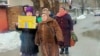 Родственники заключённых в китайских лагерях этнических казахов протестуют возле консульства Китая в Алматы. 8 февраля 2024 года