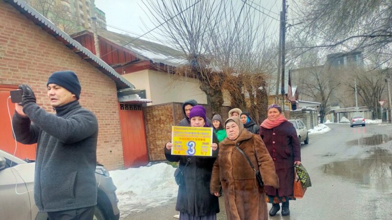 Saklanmalar, tussag etmeler, jerimeler. Almatydaky Hytaý konsullygynyň öňünde üç ýyl dowam edýän protestler