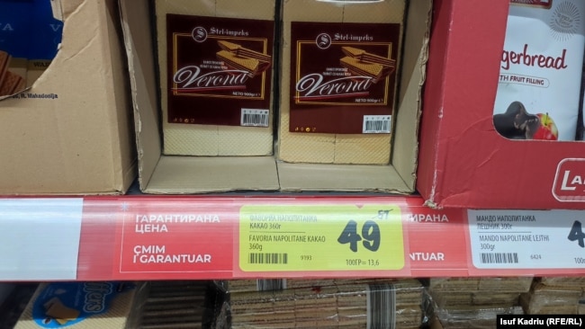 Produkte ushqimore me çmim të garantuar në një dyqan në Shkup, 1 mars 2024.
