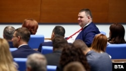 Съпредседателят на ДПС Делян Пеевски на първия ред в пленарната зала на Народното събрание, 19 юни 2024 г.