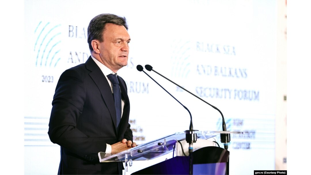 Premierul moldovean Dorin Recean a spus că Republica Moldova nu este atacată direct, dar este amenințată de războiul hibrid, însemnând propagandă și chiar proteste artificiale, girate de Rusia.