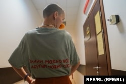 Ануш Панина на суде у Иоанна Курмоярова (надпись на футболке: "Одним можно все, другим можно сесть")